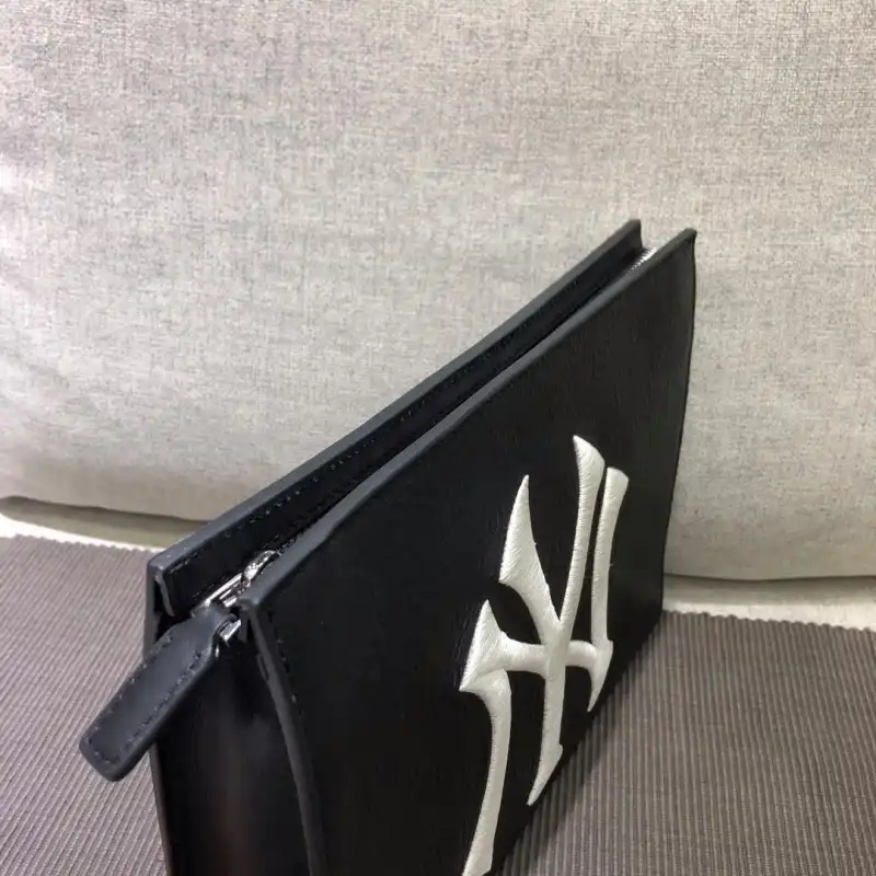 G*u*i bags 1917m0076