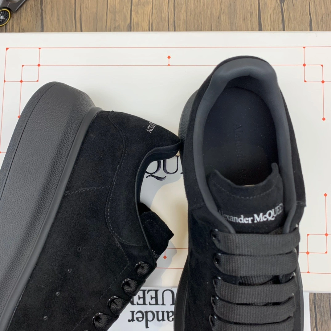 Versatile McQuen Triple Black 553761WHV 2496